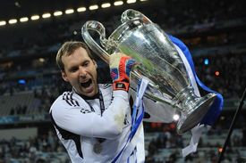 Petr Čech s trofejí pro vítěze Ligy mistrů.