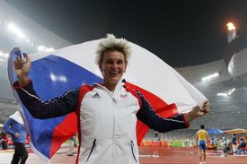 Oštěpařka Špotáková se raduje ze svého triumfu na OH v Londýně.