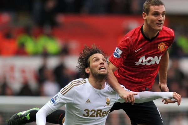 Obránce United Vidič proti domácímu střelci Michu. 