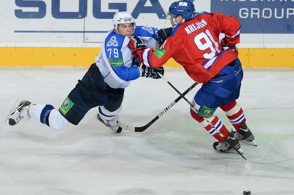 Jakub Krejčík (vpravo) z týmu Lev Praha a Airat Ziazov z Nižněkamsku. Jakub Krejčík (vpravo) z týmu Lev Praha a Airat Ziazov z Nižněkamsku.