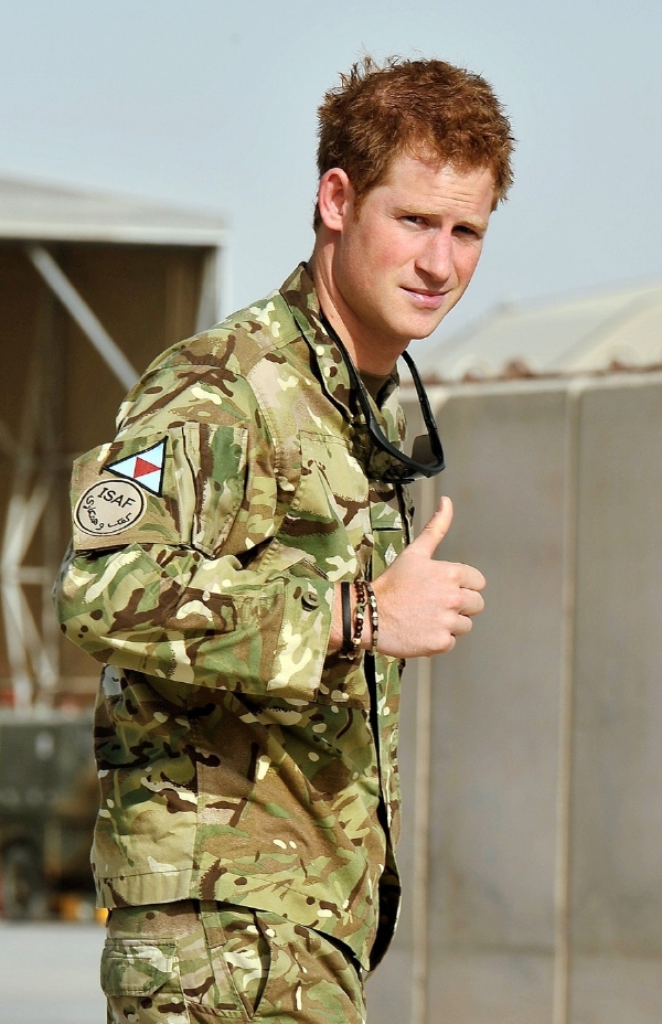 Harry slouží jako druhý pilot vrtulníků Apache na britské základně Bastion v jihoafghánské provincii Hílmand.