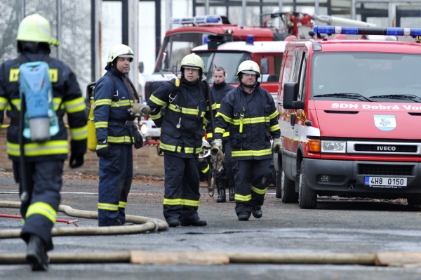 Dosud se u dohledu nad požářištěm střídaly tři jednotky hasičů. Dosud se u dohledu nad požářištěm střídaly tři jednotky hasičů.