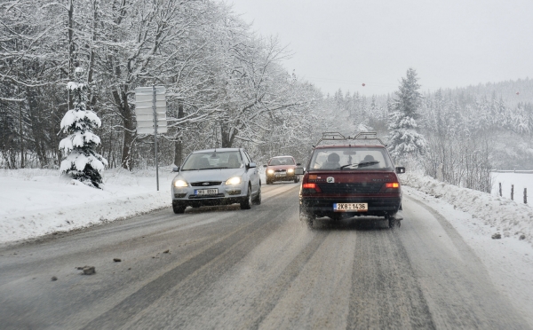 Řidiči by měli na silnicích nižších tříd jezdit se zvýšenou opatrností.