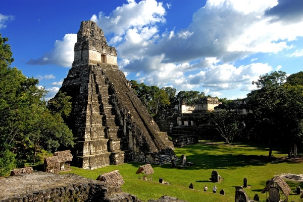 Pyramidy v Tikalu patří mezi nejkrásnější památky amerických předkolumbovských civilizací.