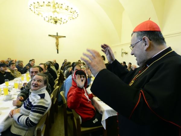 Pražský arcibiskup Dominik Duka přivítal na vánočním obědě téměř tři stovky lidí na okraji společnosti.
