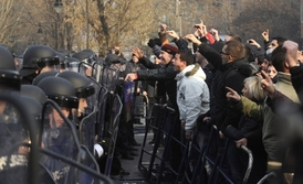 Před parlamentem protestoval proti rozpočtu a vládě dav asi 3000 opozičních stoupenců.