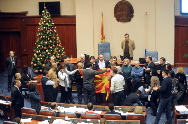 Poslance makedonské opoziční sociální demokracie vyvedla parlamentní ochranka z jednacího sálu před pondělním hlasováním o rozpočtu.