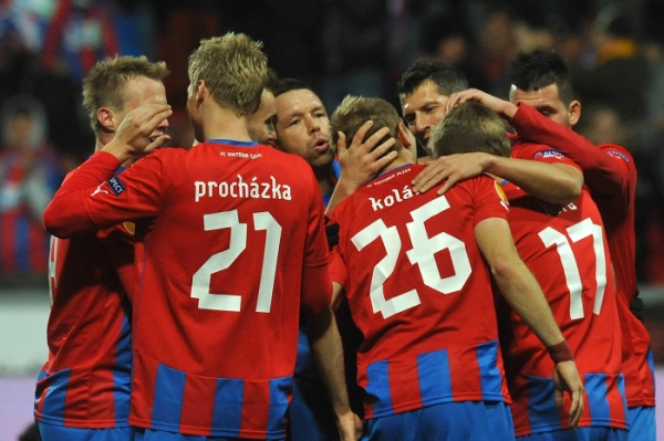 Fotbalisté Plzně slaví postup ze základní skupiny Evropské ligy.