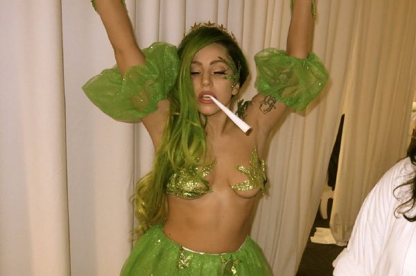 O Halloweenu si Lady Gaga zvolila prostou masku, šla za marihuanu.
