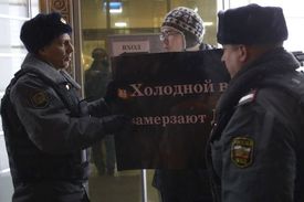 Policie zatkla několik protestujících.