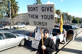 Osamělý demonstrant.