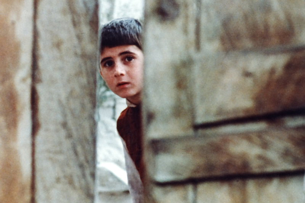 Záběr z filmu "Kde je dům mého přítele?" (1987). 