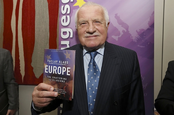 Prezident Václav Klaus je velice činorodý. Kromě reprezentace země zvládá i sepisování knih. 