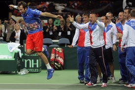 Radost českých tenistů po vítězství ve finále Davis Cupu.