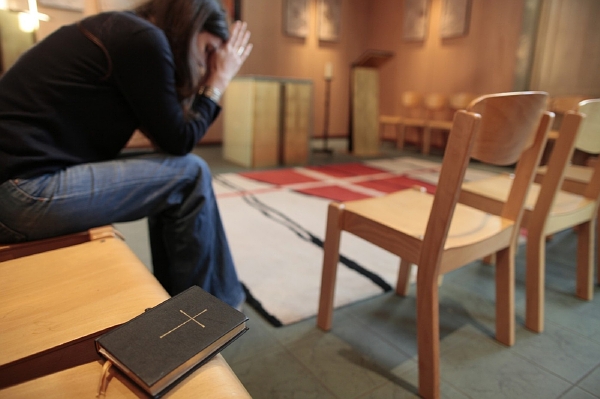 Corsi umístil na dveře svého kostela text, ve kterém uvedl, že ženy, které provokují svým vyzývavým oblečením a vzdalují se tak mravnímu životu a rodině, vybičovávají instinkty potenciálních násilníků (ilustrační foto). Corsi umístil na dveře svého kostela text, ve kterém uvedl, že ženy, které provokují svým vyzývavým oblečením a vzdalují se tak mravnímu životu a rodině, vybičovávají instinkty potenciálních násilníků (ilustrační foto).