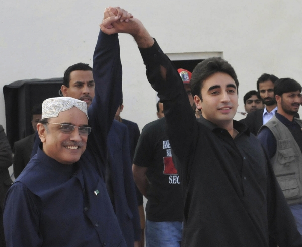 Bilavál Bhutto Zardárí se svým otcem a současným pákistánským prezidentem Ásifem Alím Zardárím. Bilavál Bhutto Zardárí se svým otcem a současným pákistánským prezidentem Ásifem Alím Zardárím.