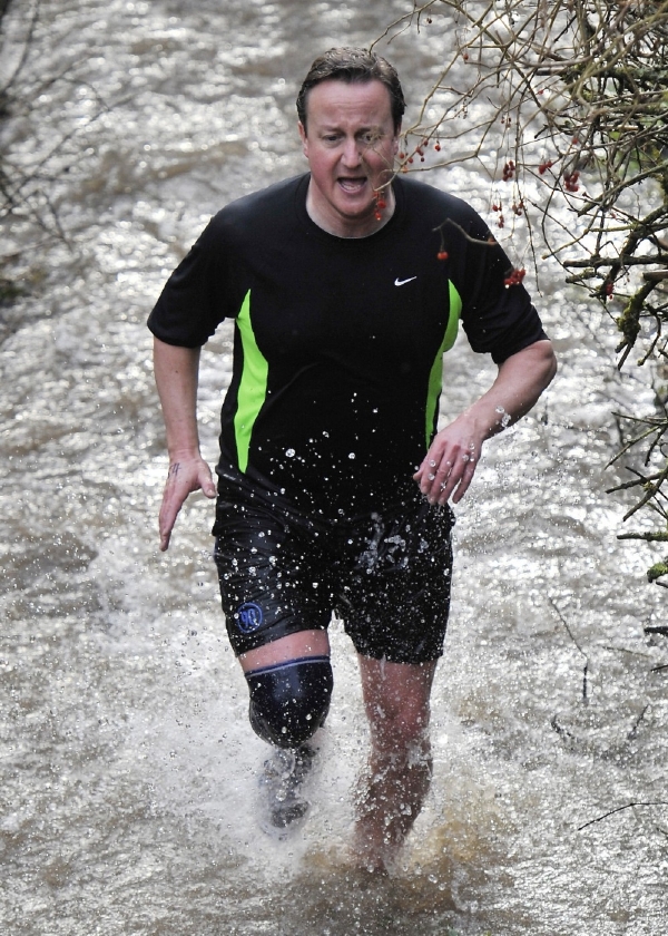 David Cameron při běhu.