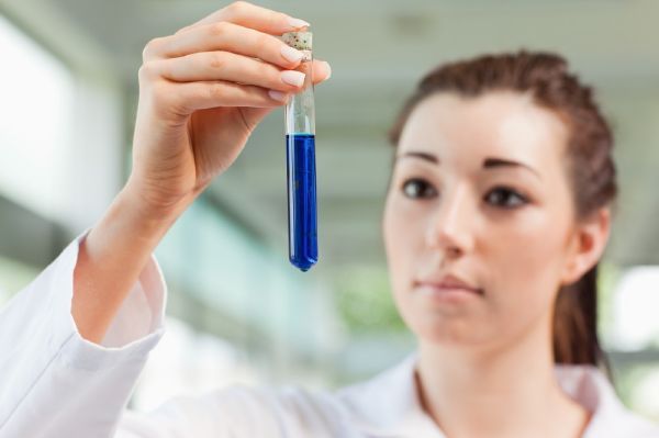 Občané NDR testovacími objekty západních koncernů (ilustrační foto).