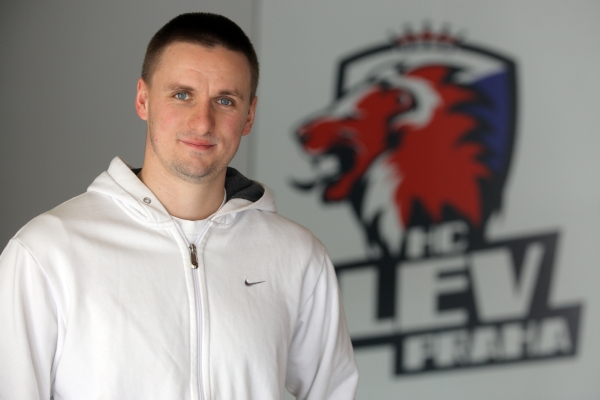 Gólman pražského Lva Tomáš Pöpperle.