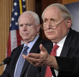 Senátoři John McCain (vlevo) a Carl Levin (vpravo).
