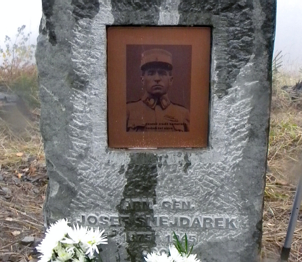 Pomník před zničením. Dnes je pomalován hákovými kříži a generálova podobizna byla odstraněna.