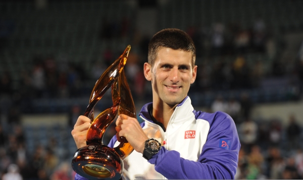 Novak Djokovič s trofejí od českých sklářů. Novak Djokovič s trofejí od českých sklářů.