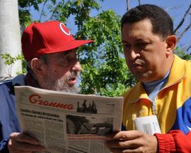 Staří přátelé Castro a Chávez čtou noviny (červen 2012).