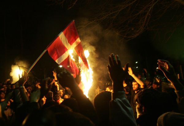 Protesty v Íránu proti dánským karikaturám Mohameda roku 2006. Protesty v Íránu proti dánským karikaturám Mohameda roku 2006.