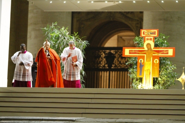 Podle papeže Benedikta XVI. (uprostřed) by se lidé v příštím roce měli více zaměřit na meditaci. Podle papeže Benedikta XVI. (uprostřed) by se lidé v příštím roce měli více zaměřit na meditaci.