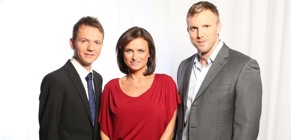 Moderátoři Hlavních zpráv. Zleva: Petr Lesák, Jana Adamcová a Jiří Chum.