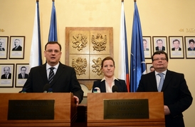 Karolína Peake vydržela na postu ministryně obrany pouhých osm dní. Na fotografii uprostřed, vedle premiéra Petra Nečase (vlevo) a exministra obrany Alexandra Vondry. 