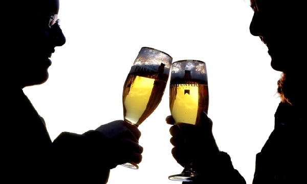 Saúdští Arabové a cizinci žijící v tomto bohatém ropném království často o víkendech váží cestu autem do Bahrajnu za alkoholem (ilustrační foto). Saúdští Arabové a cizinci žijící v tomto bohatém ropném království často o víkendech váží cestu autem do Bahrajnu za alkoholem (ilustrační foto).