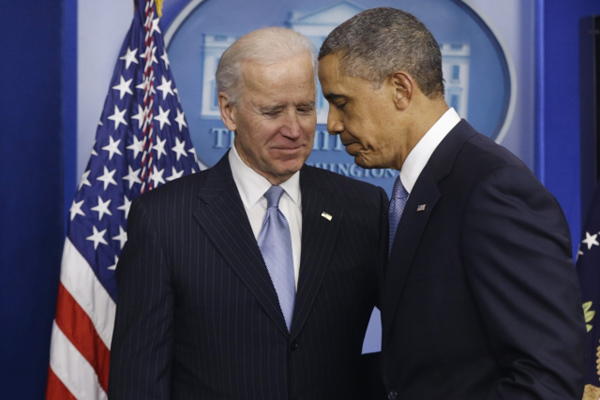 Tak jsme to zmákli. Barack Obama a Joe Biden. Tak jsme to zmákli. Barack Obama a Joe Biden.