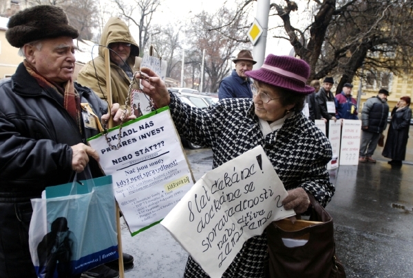 Nespokojení podvedení klienti protestují proti 8 let táhnoucímu se trestnímu stíhání.