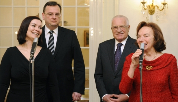 Premiér Nečas s manželkou Radkou (vlevo) a prezident Klaus s manželkou Livií. Loňský novoroční oběd. Premiér Nečas s manželkou Radkou (vlevo) a prezident Klaus s manželkou Livií. Loňský novoroční oběd.