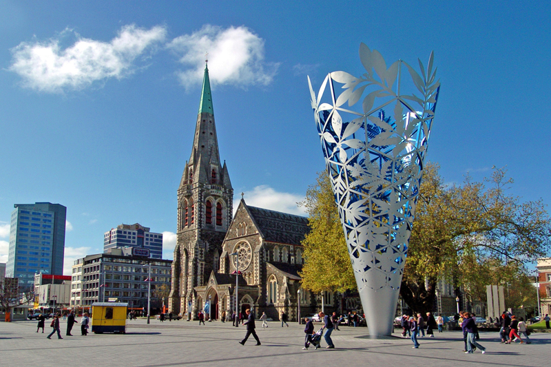 CHRISTCHURCH. Novozélandské město v malebným názvem se vzpamatovává z ničivých zemětřešení v letech 2010 a 2011 s obdivuhodnou zarputilostí a velmi dobrým vkusem. Na své si tu přijdou milovníci tureckých specialit, živé hudby a především neotřelá inovativní architektonická díla vyplňující prázdné parcely po domech, které musely být strženy. Rok 2013 bude pro Christchurch rokem znovuzrození, kterého se můžete účastnit i vy. (Foto: ČTK/Eye Ubiquitous/Hutchison) CHRISTCHURCH. Novozélandské město v malebným názvem se vzpamatovává z ničivých zemětřešení v letech 2010 a 2011 s obdivuhodnou zarputilostí a velmi dobrým vkusem. Na své si tu přijdou milovníci tureckých specialit, živé hudby a především neotřelá inovativní architektonická díla vyplňující prázdné parcely po domech, které musely být strženy. Rok 2013 bude pro Christchurch rokem znovuzrození, kterého se můžete účastnit i vy. (Foto: ČTK/Eye Ubiquitous/Hutchison)