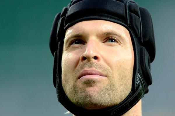 Brankář Petr Čech by měl kvůli zranění třísla z nedělního utkání s Evertonem chybět fotbalistům Chelsea dva až tři týdny. Brankář Petr Čech by měl kvůli zranění třísla z nedělního utkání s Evertonem chybět fotbalistům Chelsea dva až tři týdny.