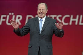 Do spolkového kancléřství chce za SPD Peerr Steinbrück.