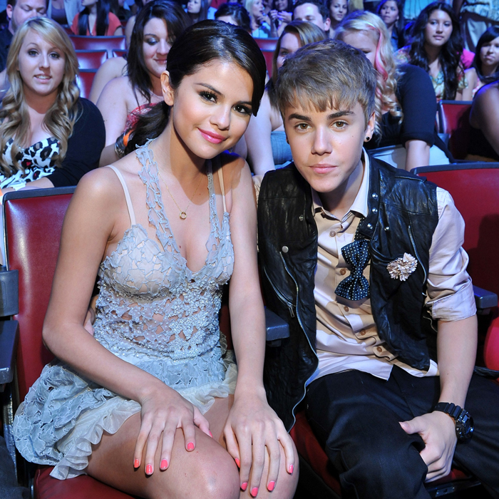 Slavný hollywoodský pár, dvacetiletá zpěvačka Selena Gomezová a osmnáctiletý zpěvák Justin Bieber, prožívá vztah jako na horské dráze. I když se loni mluvilo o tom, že se známí zpěváci rozešli, nyní už jsou opět spolu. Na svatbu jsou ale ještě příliš mladí... přesto je možné, že Justin Seleně navlékne snubní prsten. Slavný hollywoodský pár, dvacetiletá zpěvačka Selena Gomezová a osmnáctiletý zpěvák Justin Bieber, prožívá vztah jako na horské dráze. I když se loni mluvilo o tom, že se známí zpěváci rozešli, nyní už jsou opět spolu. Na svatbu jsou ale ještě příliš mladí... přesto je možné, že Justin Seleně navlékne snubní prsten.