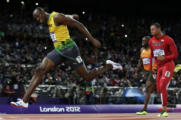 Usain Bolt si i přes nepříjemnosti na startu doběhl pro zlato. Usain Bolt si i přes nepříjemnosti na startu doběhl pro zlato.