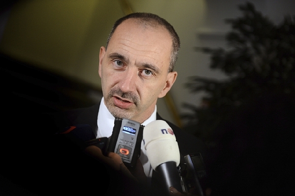 Ministr průmyslu a obchodu Martin Kuba (ODS) schvaluje rozhodnutí strany LIDEM.