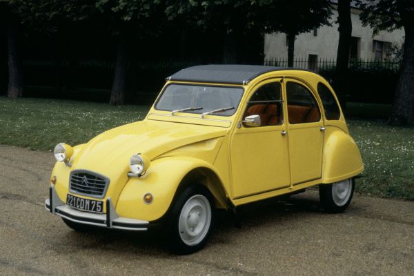 Citroën 2CV, který svého času pohnul automobilovým průmyslem.