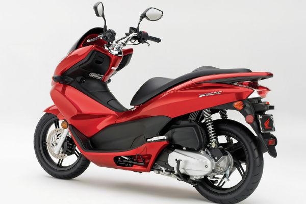 Úprava novely silničního zákona zdvihla zájem o skútry, zvýšený prodej zaznamenala i Honda PCX 125 (ilustrační foto). Úprava novely silničního zákona zdvihla zájem o skútry, zvýšený prodej zaznamenala i Honda PCX 125 (ilustrační foto).