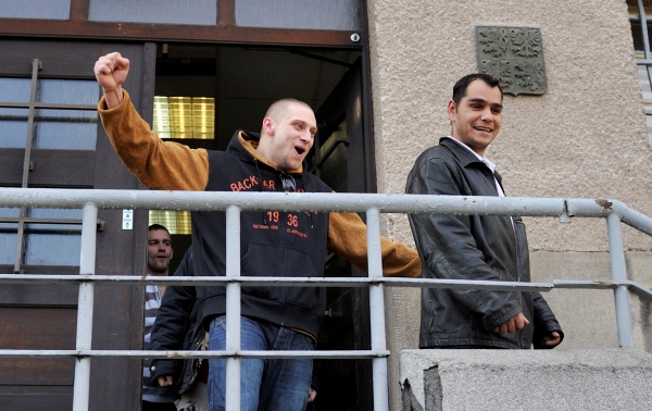 Jeden z amnestovaných se raduje z návratu na svobodu. Jeden z amnestovaných se raduje z návratu na svobodu.