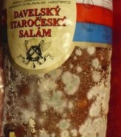 Davelský staročeský salám prorostlý plísní. Vyrobilo jej davelské řeznictví U Dolejších a prodávala společnost Taloconer v Litvínově.