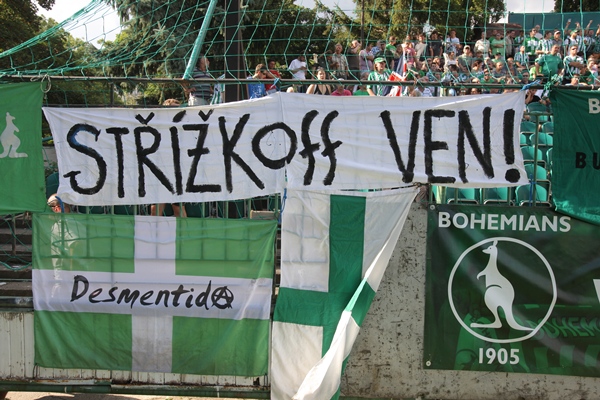 Fanoušci vršovických Bohemians střížkovské rivaly nenávidí. Fanoušci vršovických Bohemians střížkovské rivaly nenávidí.