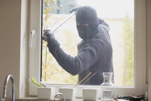 Policie prosí veřejnost o pomoc při pátrání po dvojici zlodějů v bílém vozidle (ilustrační foto).