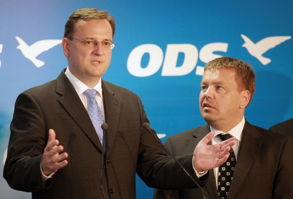 Premiér Petr Nečas (vlevo) a bývalý poslanec za ODS Petr Tluchoř (vpravo). Premiér Petr Nečas (vlevo) a bývalý poslanec za ODS Petr Tluchoř (vpravo).