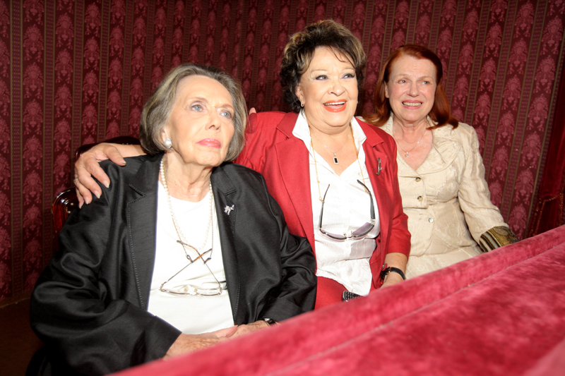Na 46. filmovém festivalu v Karlových Varech s Jiřinou Bohdalovou (uprostřed) a Ivou Janžurovou (vpravo) v červenci roku 2011. (Foto: archiv)