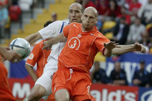 Jaap Stam v souboji s Janem Kollerem. Jaap Stam v souboji s Janem Kollerem.
